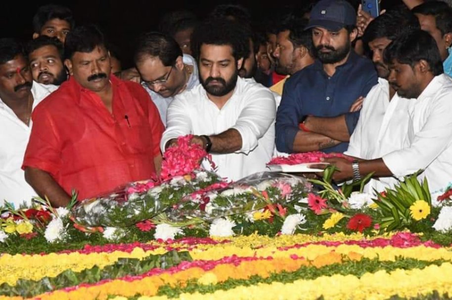 JrNTR-and-Kalyanram-paying-tribute-to-SrNTR-on-his-Death-Anniversary